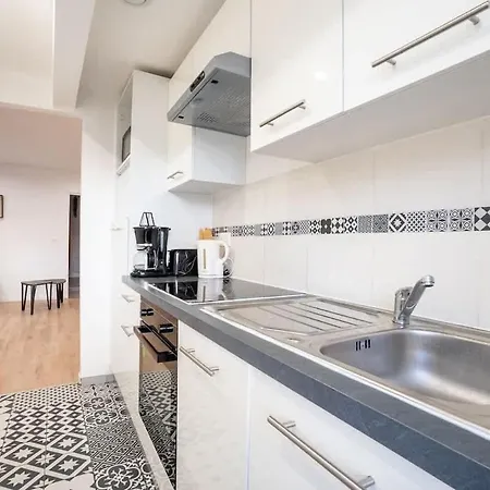 Chic Avec Parking Au Centre Apartmán *